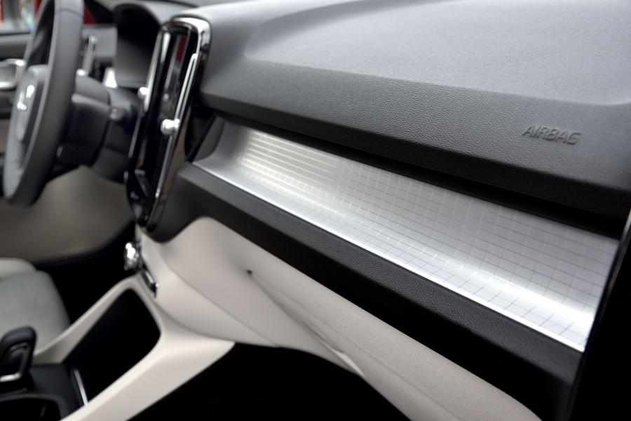 Детали интерьера Volvo XC40 T5 Plug-in Hybrid 2019 года  (WW) (фото 15 из 24)